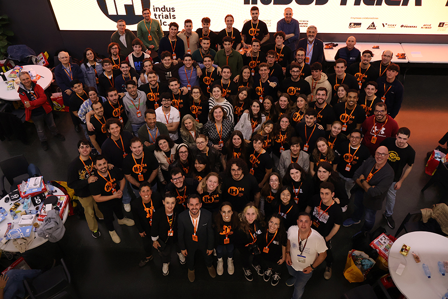 Foto de familia del último INDUSHack, en 2014