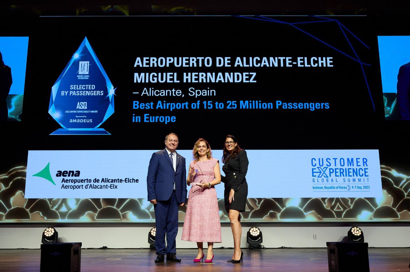 La directora del Aeropuerto de Alicante-Elche Miguel Hernández recoge el premio a «Mejor Aeropuerto de Europa» otorgado por el Consejo Internacional de Aeropuerto (ACI) el 6 de septiembre en Incheon, Corea. FOTO: AENA.