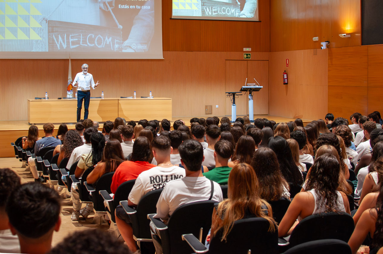 El director de la ETSII, Ángel Ortiz, inaugura la Jornada de Bienvenida del pasado curso 24-25 ante un auditorio repleto de estudiantado nuevo